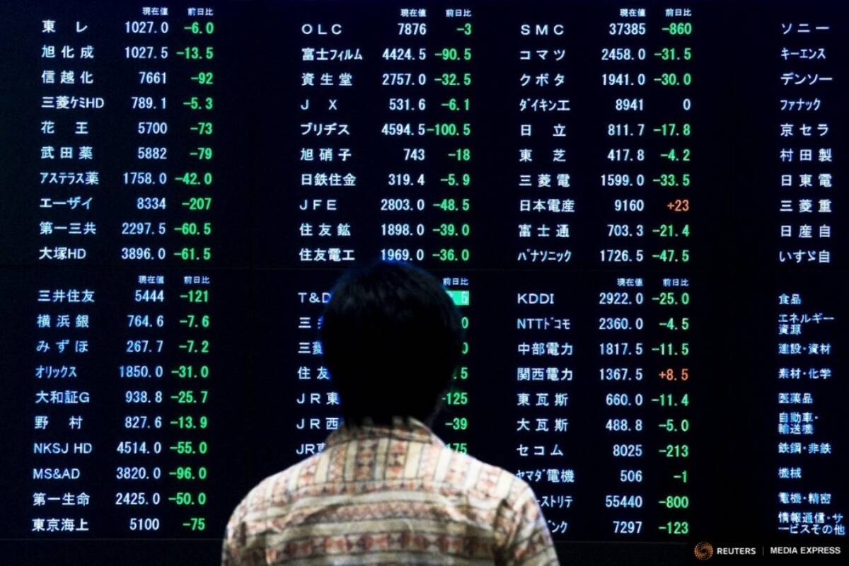 Asian stocks sink after Wall St pulls back from record