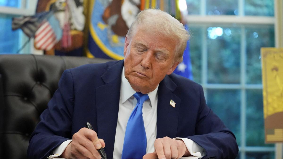 Trump’s $100,000 H-1B Visa Fee Shock: What It Means for Indian IT Firms and Tech Professionals